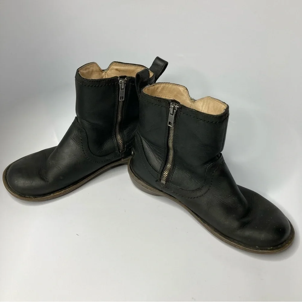 UGG Neevah short boot‎ black leather Shearling lined size 7